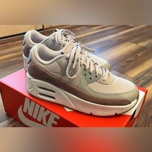 Nike Women’s Air Max 90 LV8